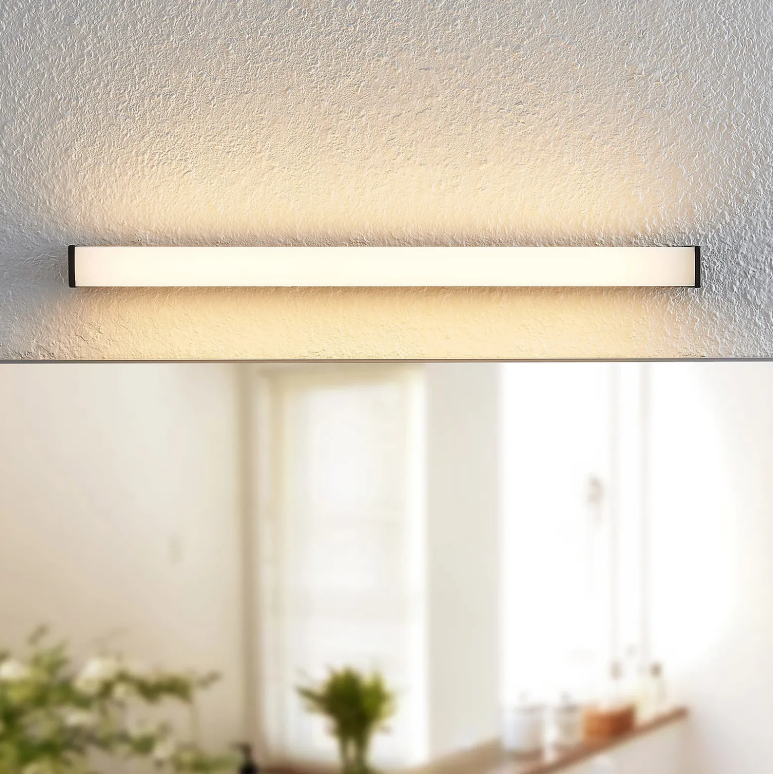 Lindby Ulisan aplique LED de baño, angular 58,8 cm