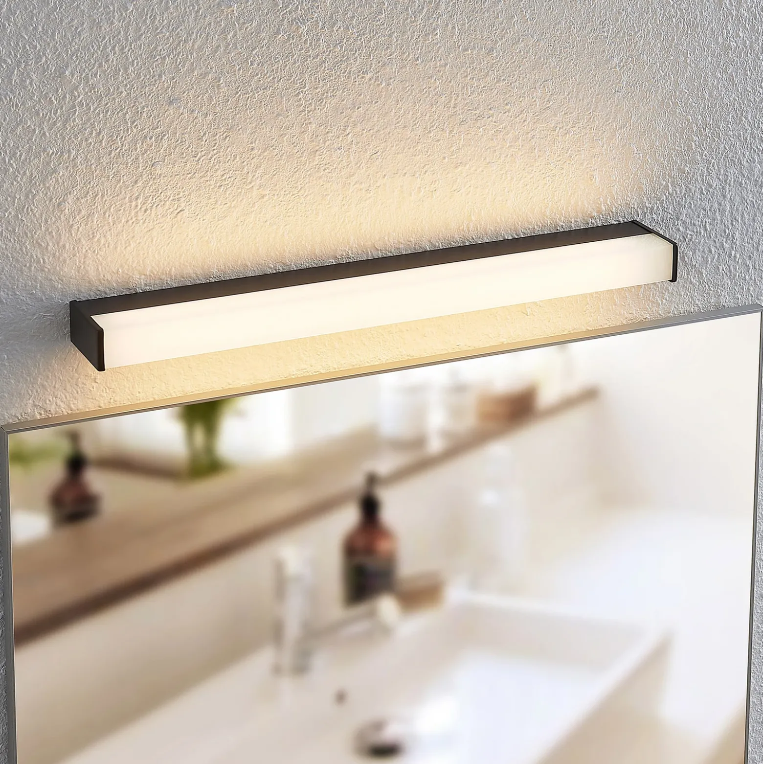 Lindby Ulisan aplique LED de baño, angular 58,8 cm