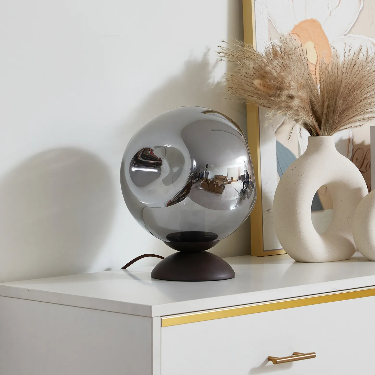 Lindby Valentina lámpara de mesa, E27, gris humo, cristal, Ø 25 cm