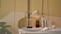 Lindby Valtorin Lámpara de mesa LED, negra