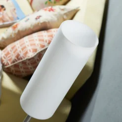 Lindby Vinsta lámpara de pie, altura 153 cm, blanco, cristal, metal