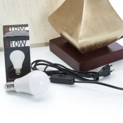 Llamativa lámpara de sobremesa Deco, base dorada