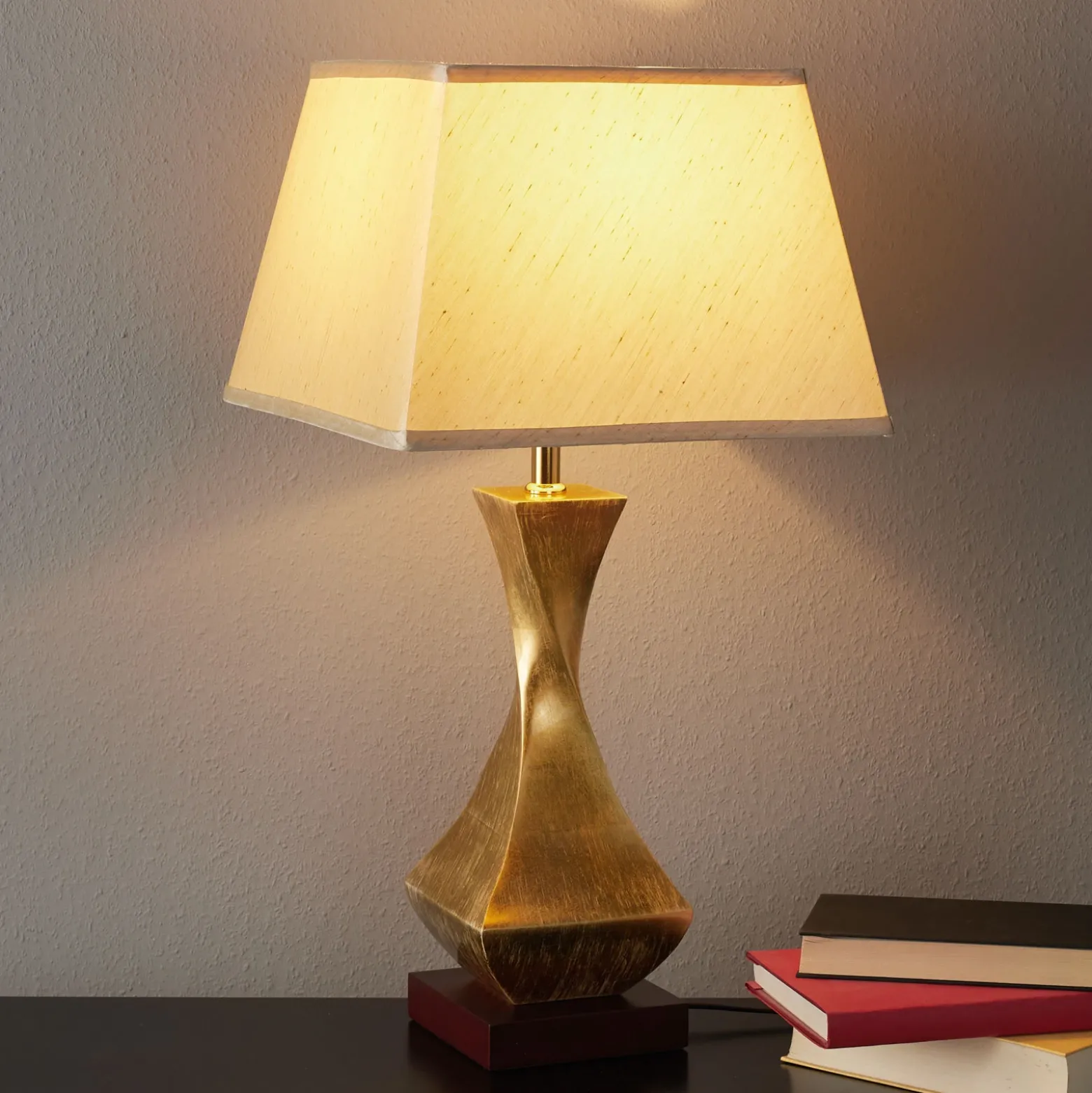 Llamativa lámpara de sobremesa Deco, base dorada