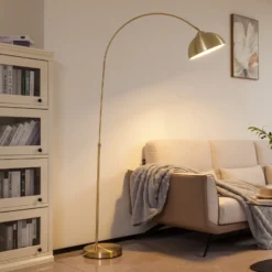 Lámpara arqueada Lennart de Lindby, latón, altura regulable, E27