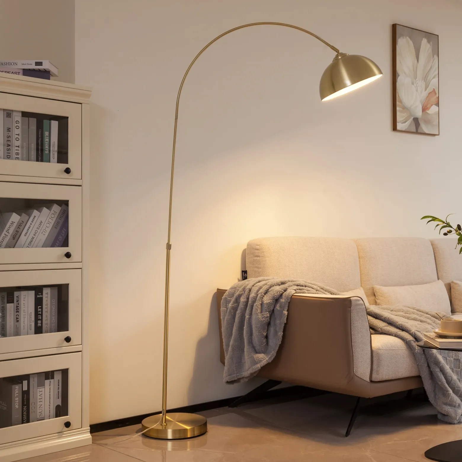 Lámpara arqueada Lennart de Lindby, latón, altura regulable, E27