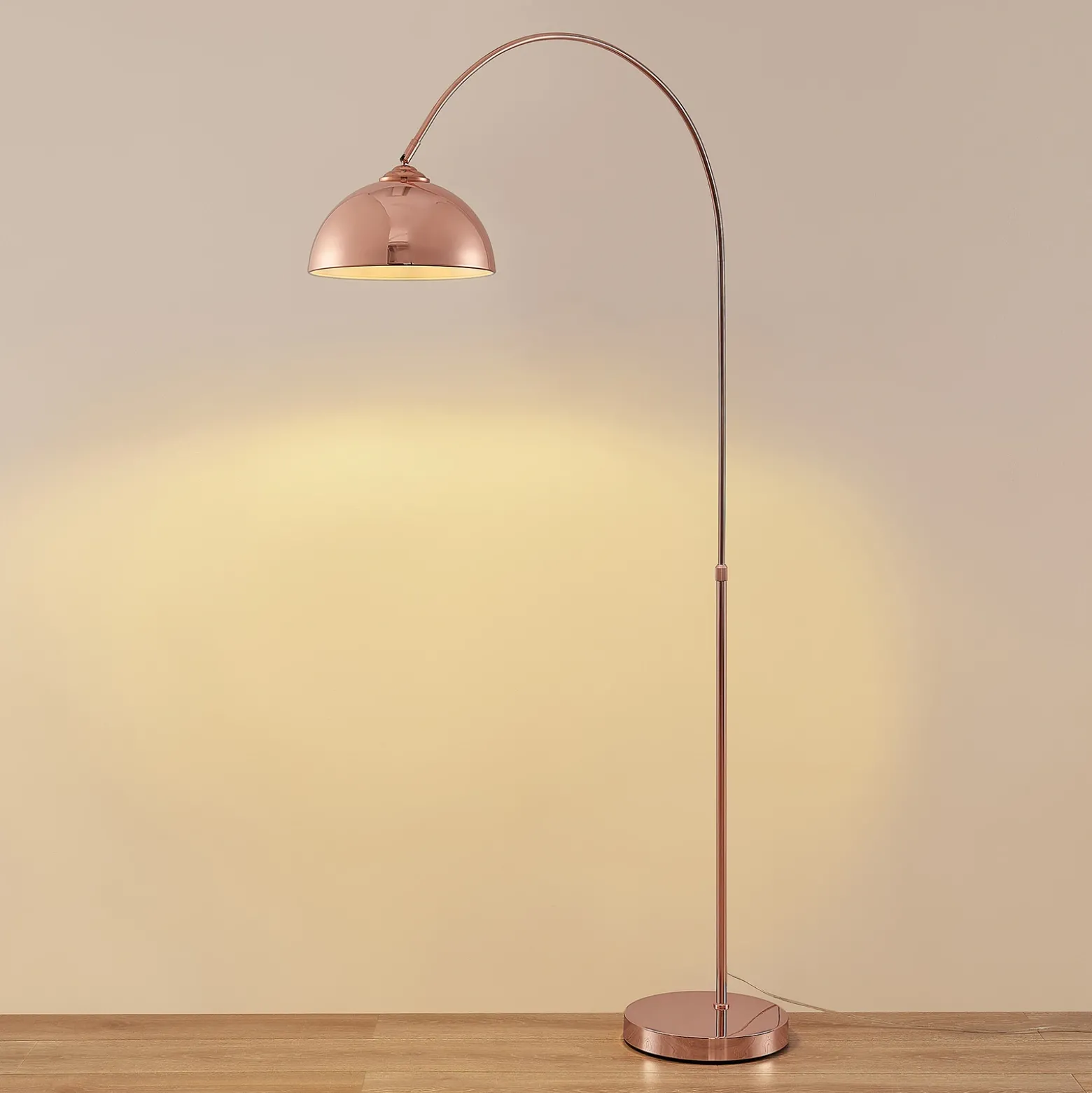 Lámpara arqueada Lennart de Lindby, de cobre, regulable en altura, E27