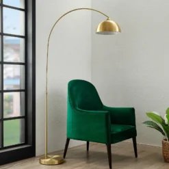 Lámpara arqueada Lennart de Lindby, latón, altura regulable, E27