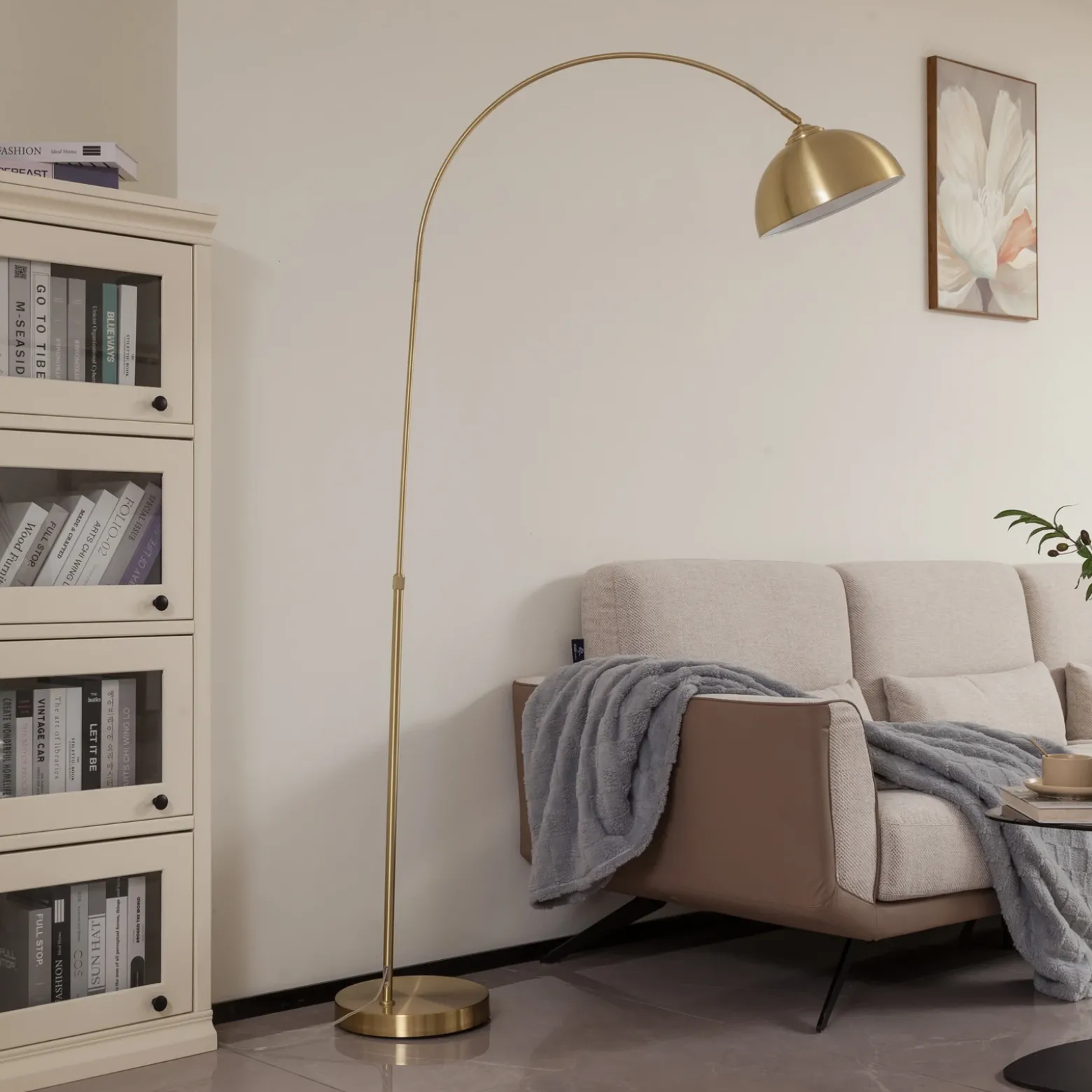 Lámpara arqueada Lennart de Lindby, latón, altura regulable, E27