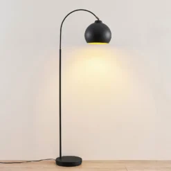Lámpara arqueada Lindby Minali, negra, metal, 148 cm de altura, E27
