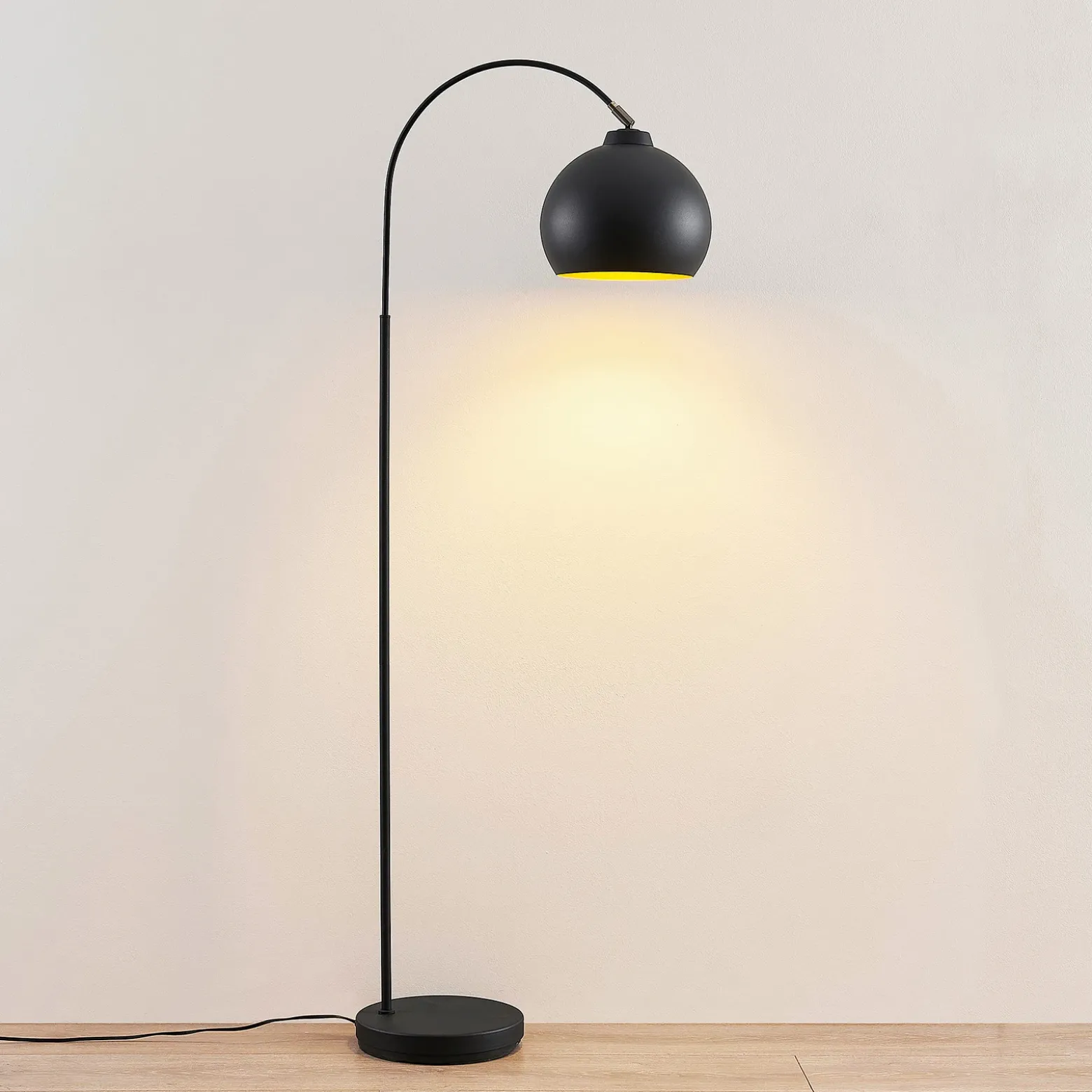 Lámpara arqueada Lindby Minali, negra, metal, 148 cm de altura, E27
