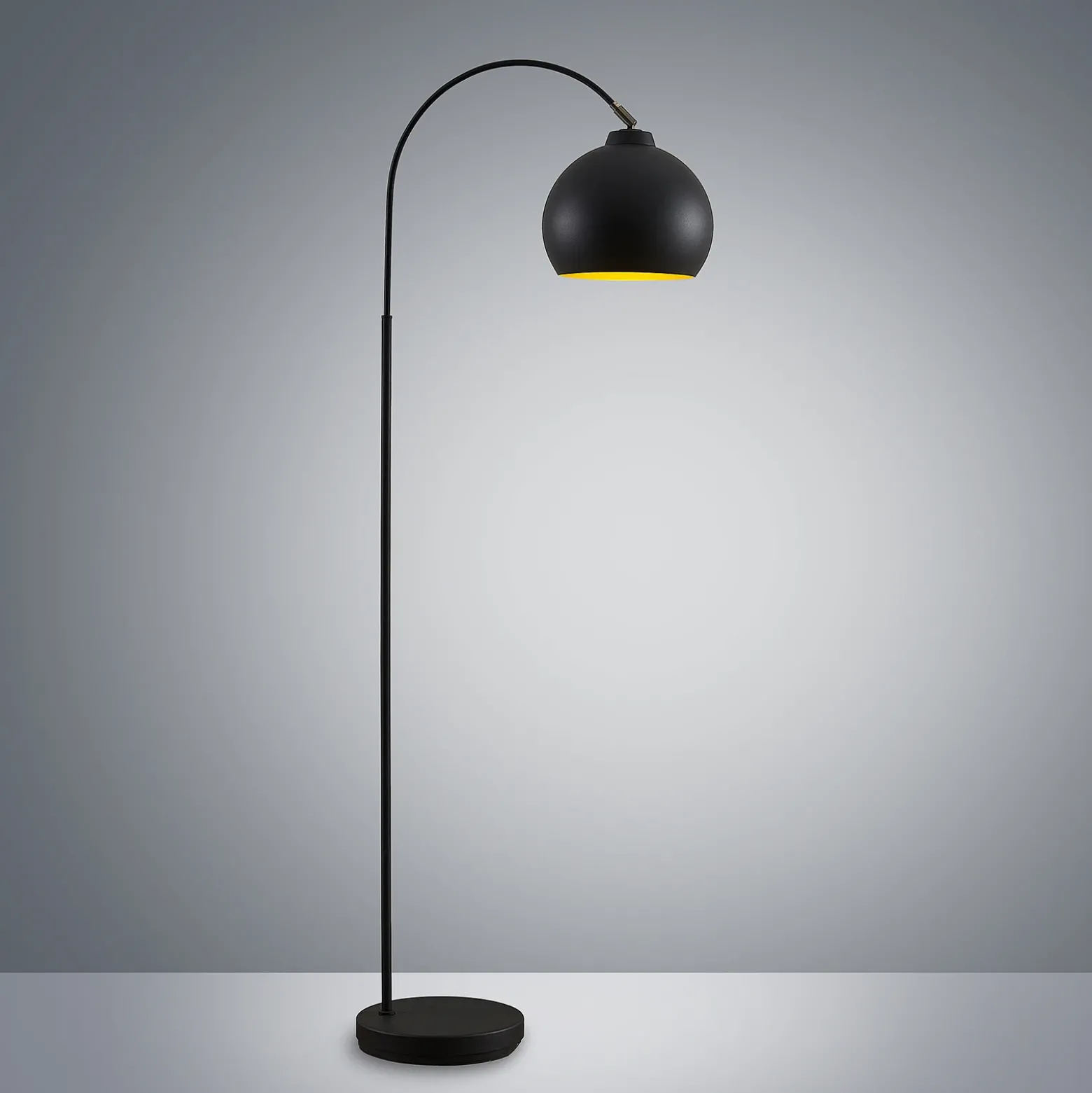 Lámpara arqueada Lindby Minali, negra, metal, 148 cm de altura, E27