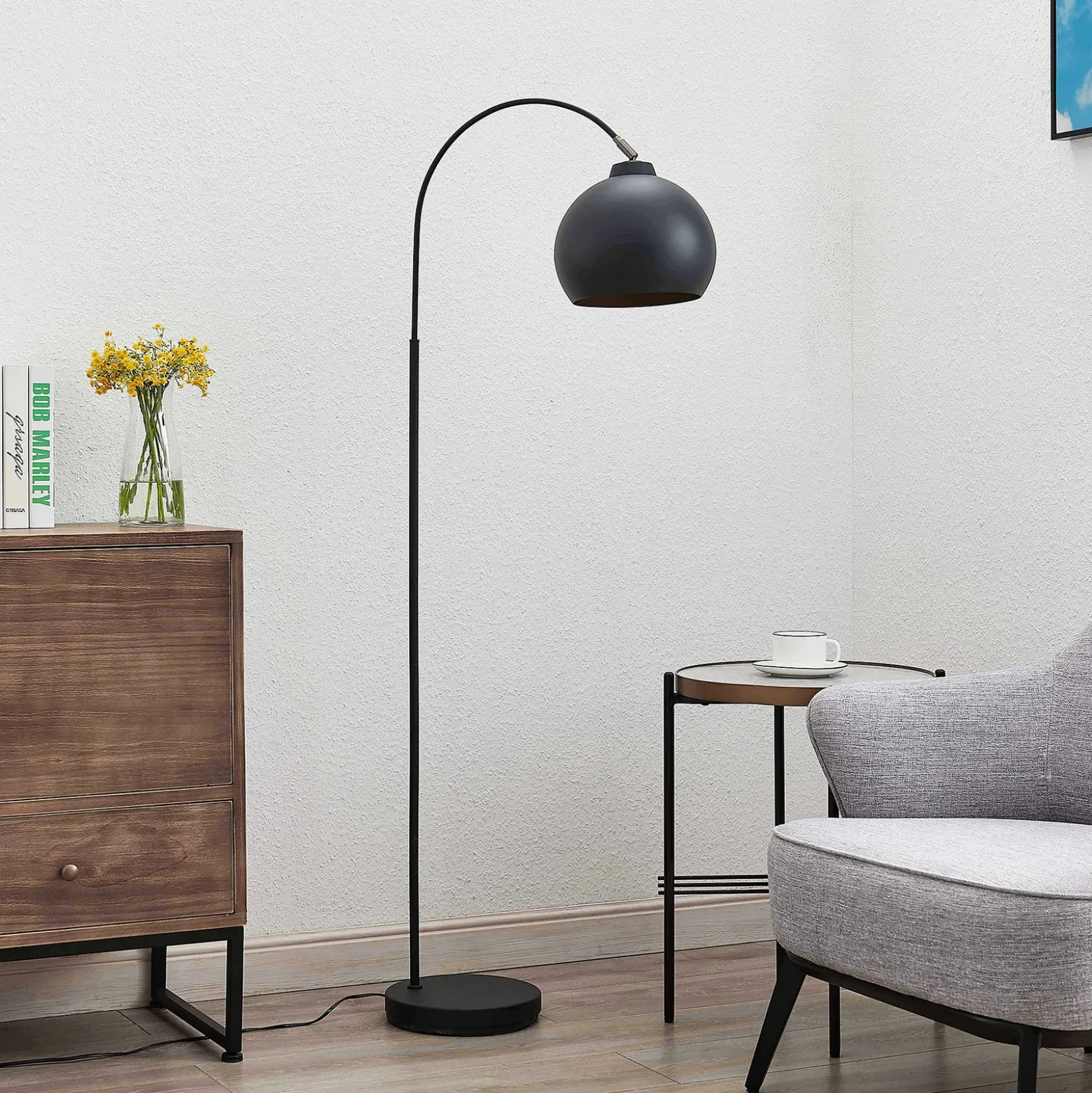 Lámpara arqueada Lindby Minali, negra, metal, 148 cm de altura, E27