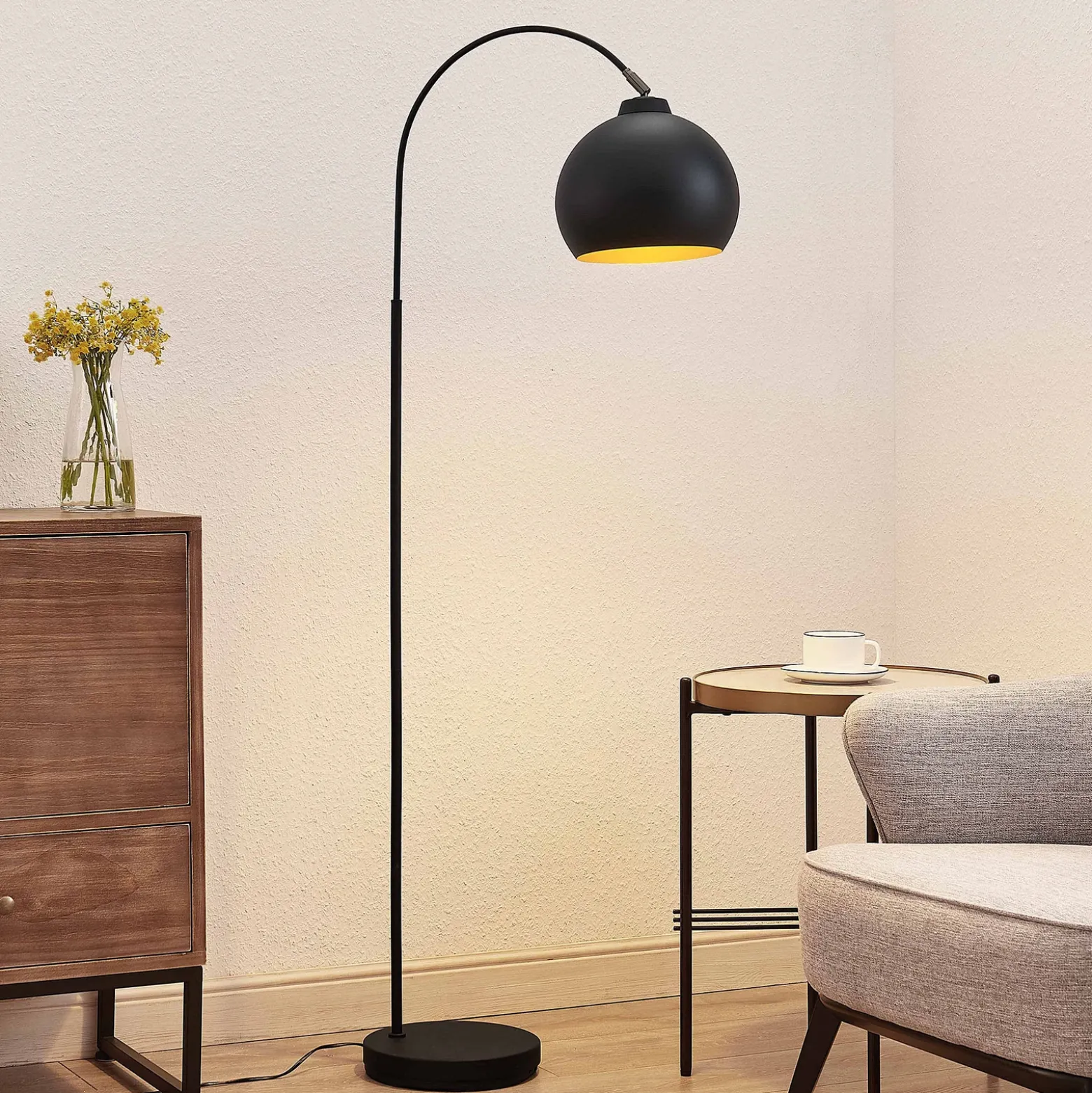 Lámpara arqueada Lindby Minali, negra, metal, 148 cm de altura, E27