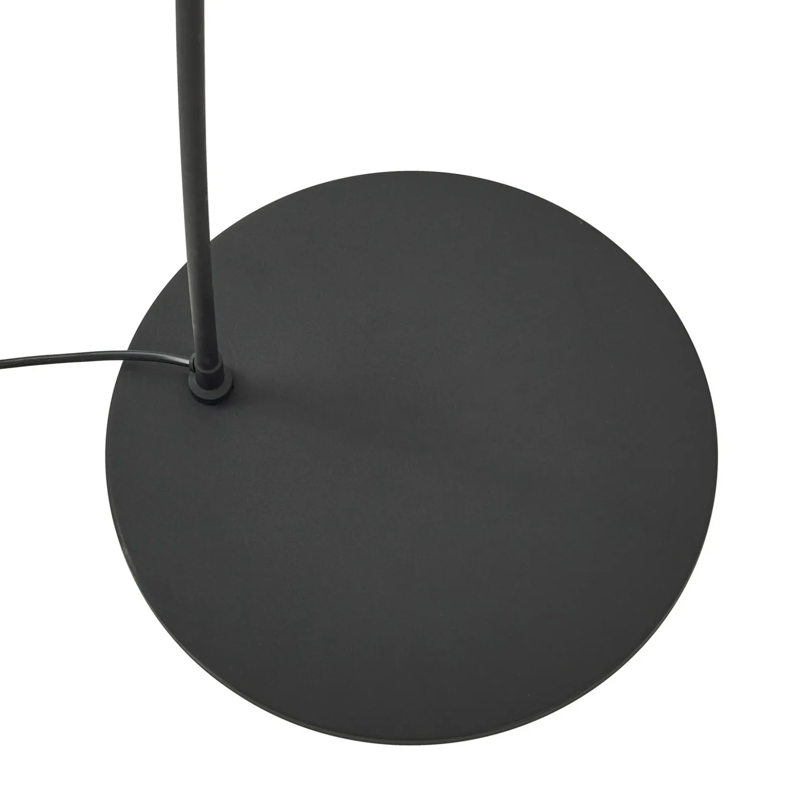 Lámpara arqueada Lindby Triangolo, negra, altura 195 cm, metal E27