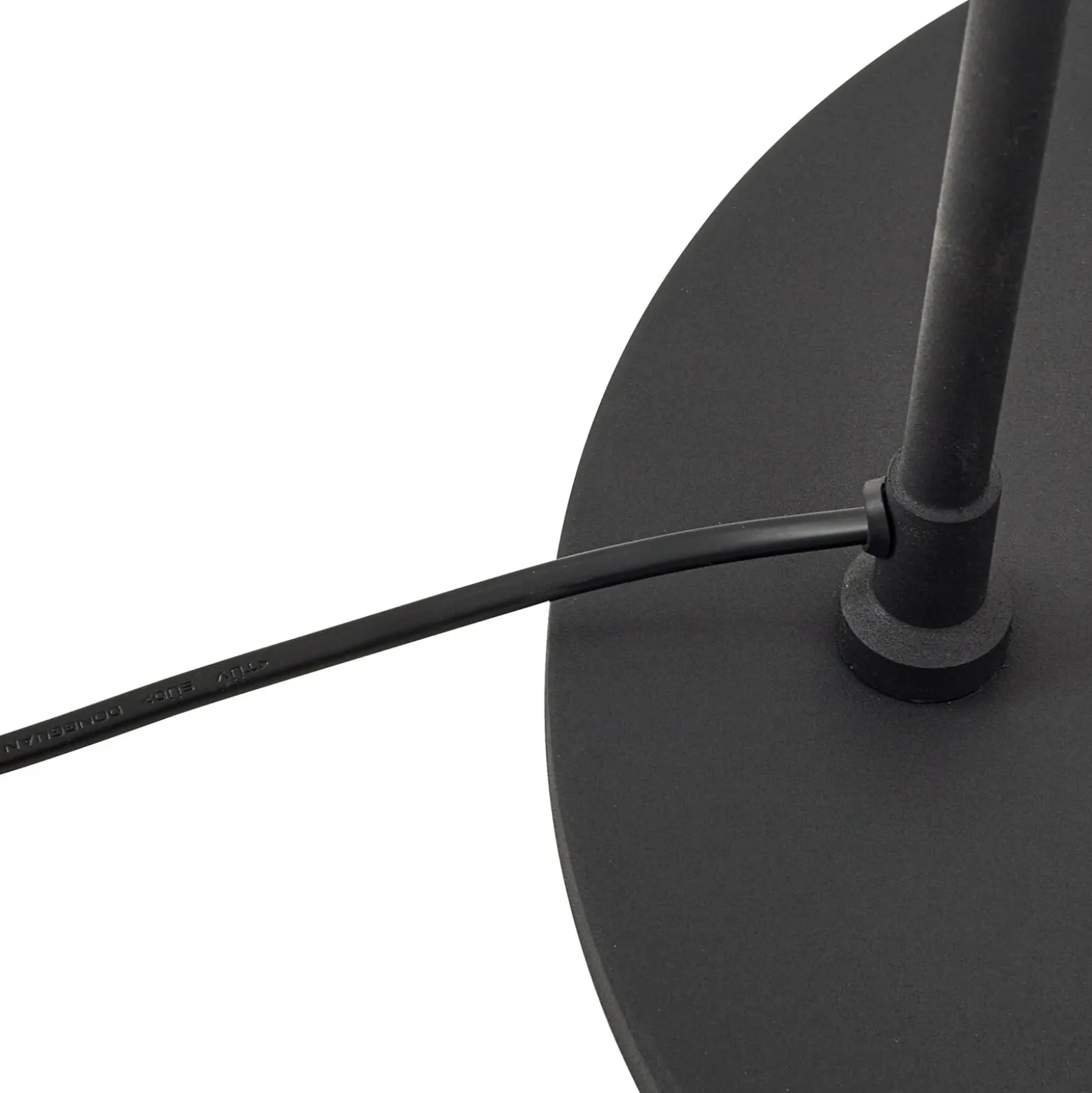 Lámpara arqueada Lindby Triangolo, negra, altura 195 cm, metal E27