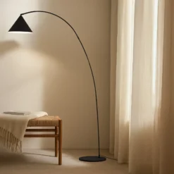 Lámpara arqueada Lindby Triangolo, negra, altura 195 cm, metal E27