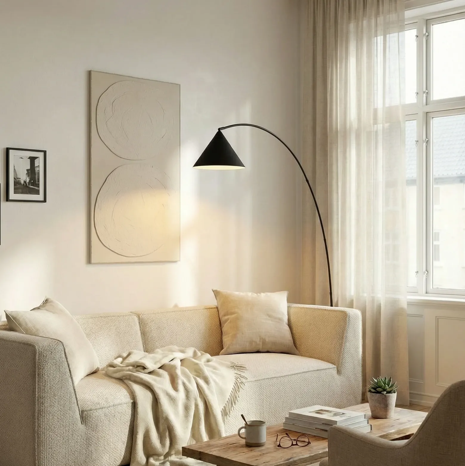 Lámpara arqueada Lindby Triangolo, negra, altura 195 cm, metal E27