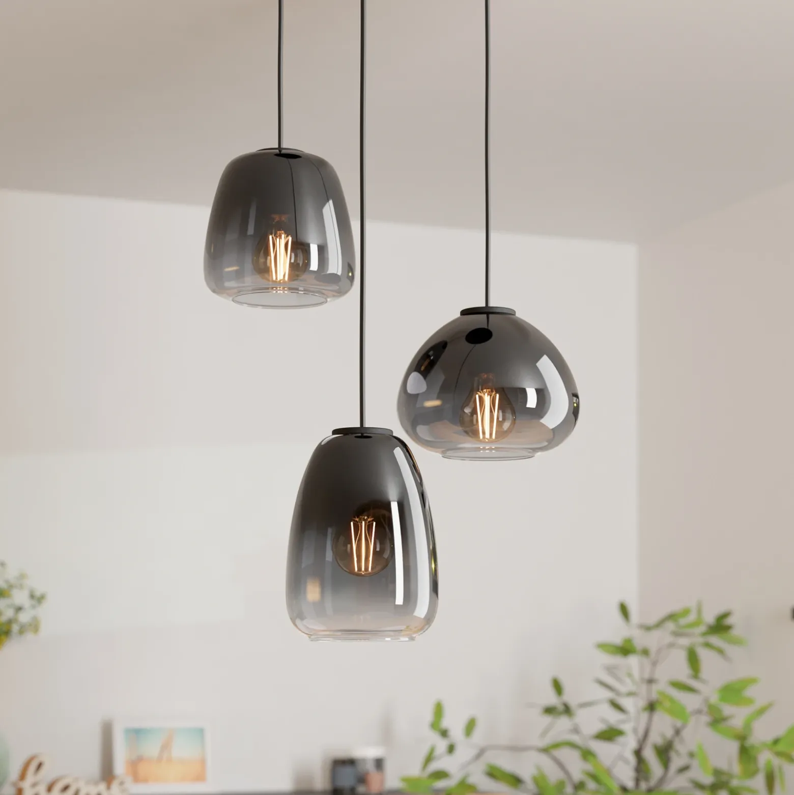 Lámpara colgante Aguilares, cristal ahumado, rondel de 3 luces