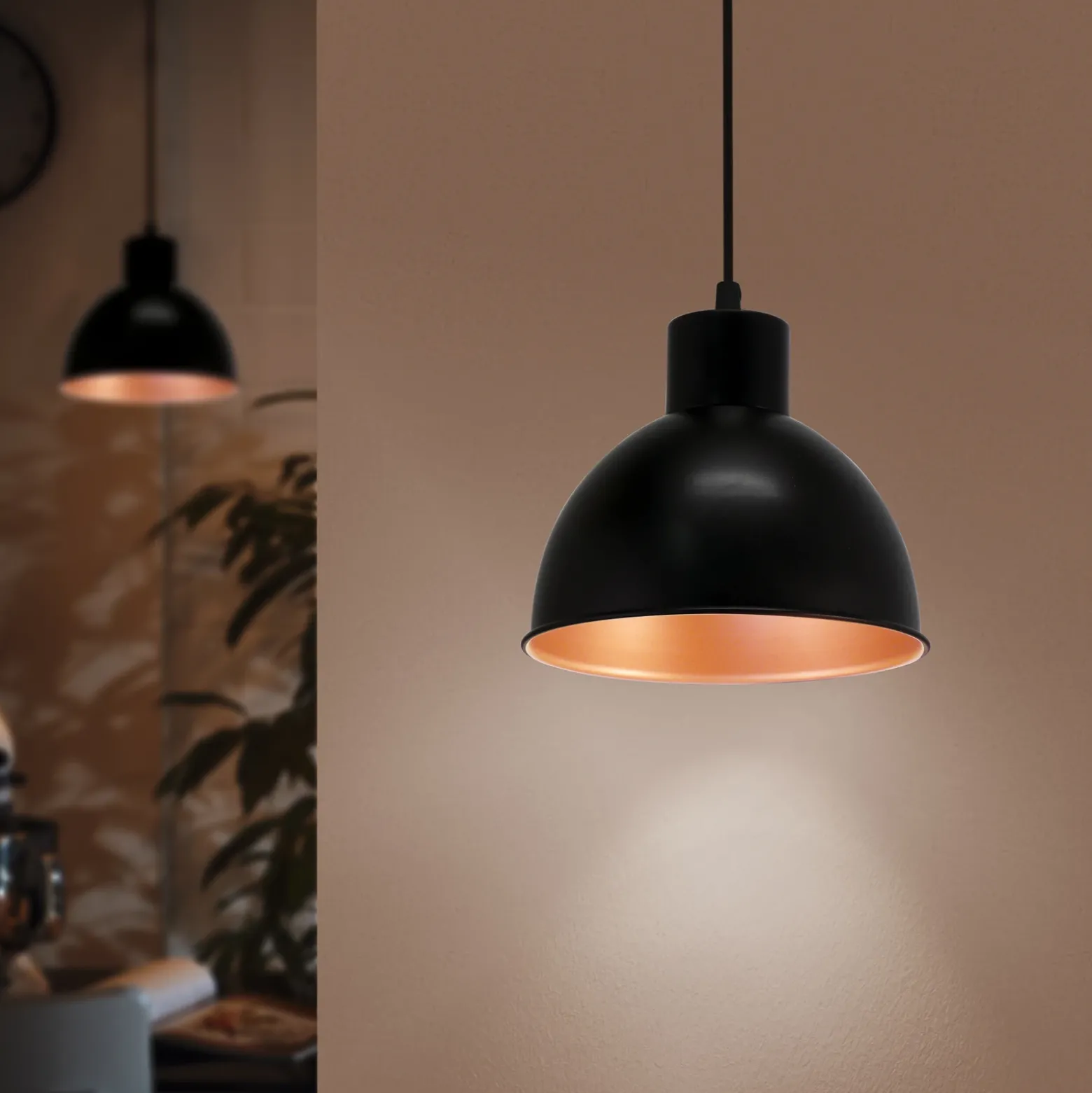 Lámpara colgante Andrin, negro, interior en cobre
