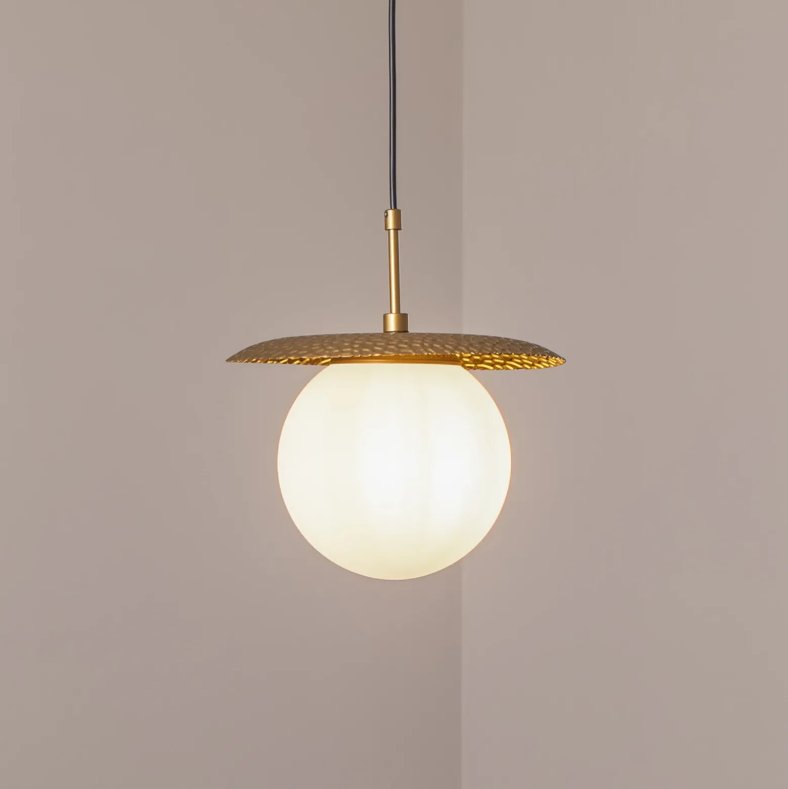 Lámpara colgante Anemon, dorada, cristal, Ø 30 cm, E27
