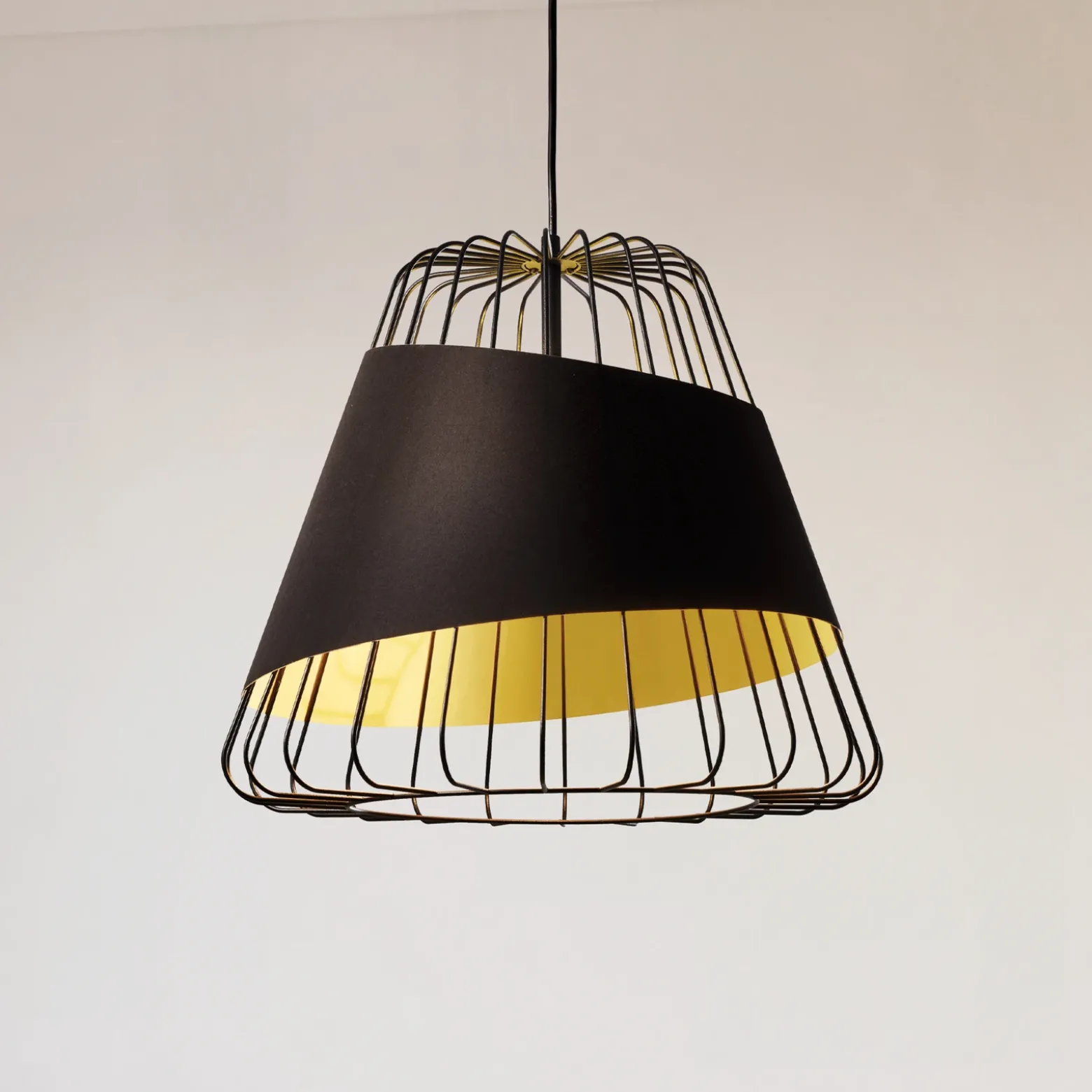 Lámpara colgante Austell, Ø 43 cm, negro/oro, metal, tela