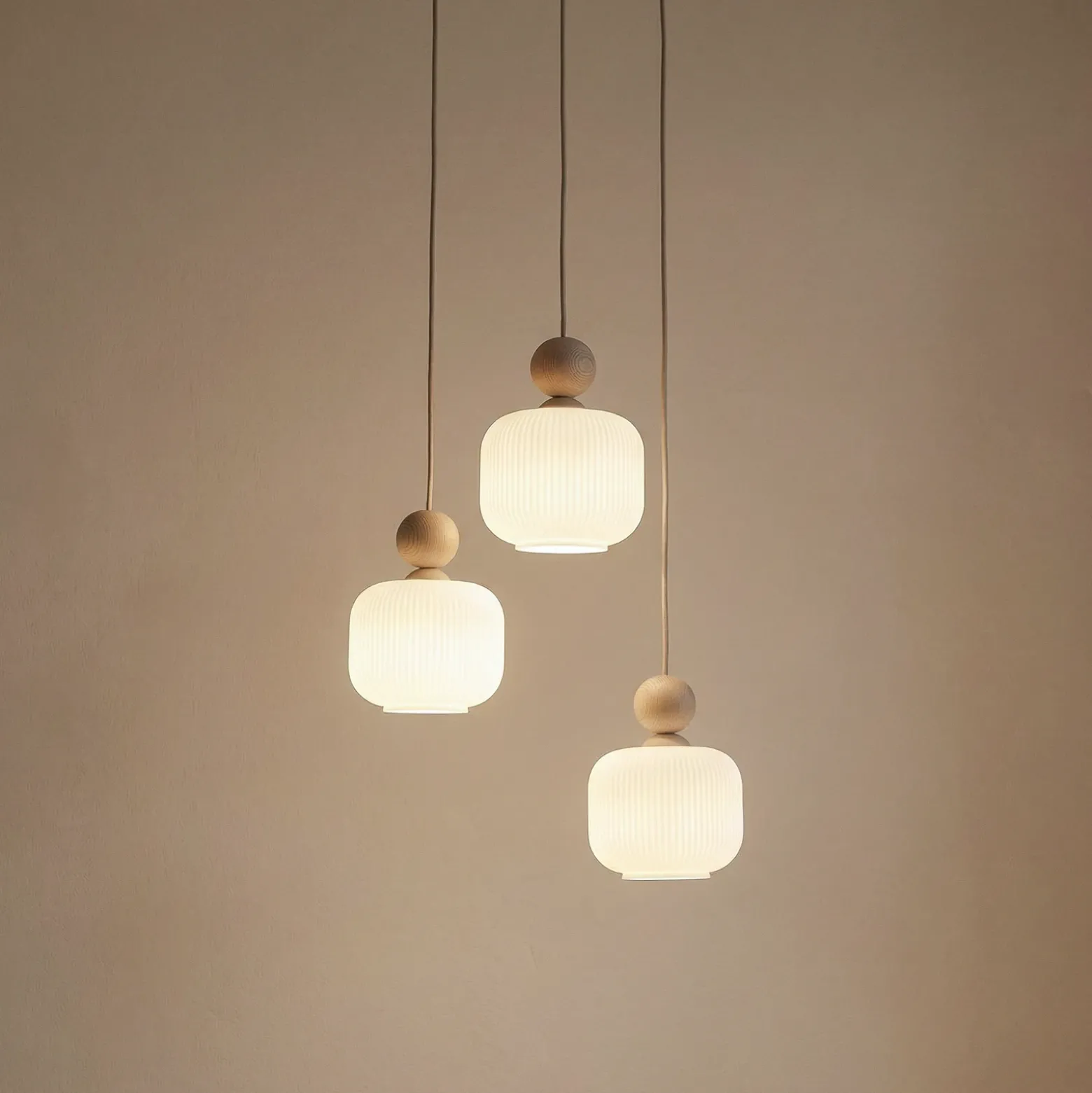 Lámpara colgante Ballo, 3 luces, blanca, cristal, Ø 35 cm