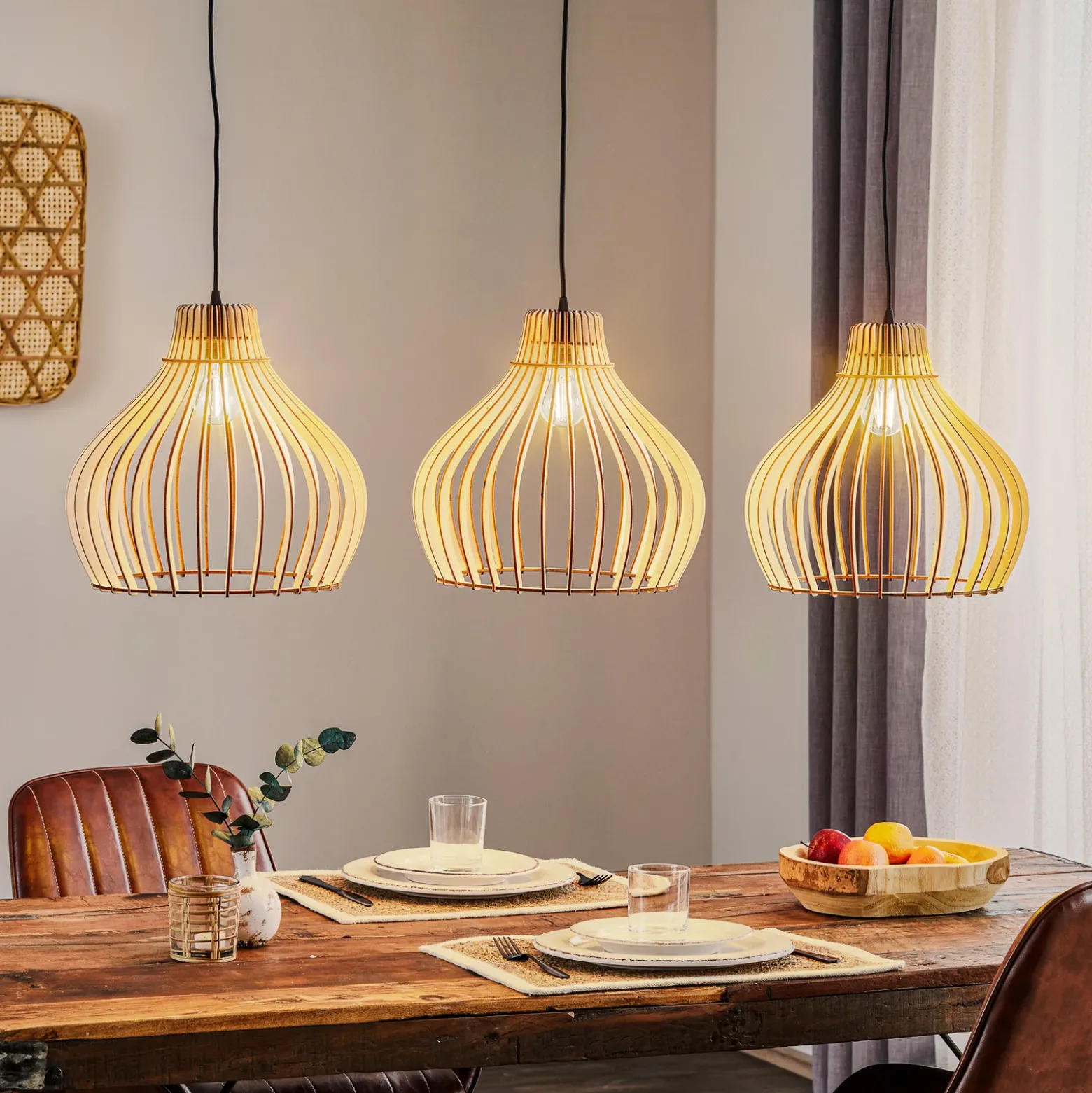 Lámpara colgante Barrel con pantallas de madera, 3 luces, larga