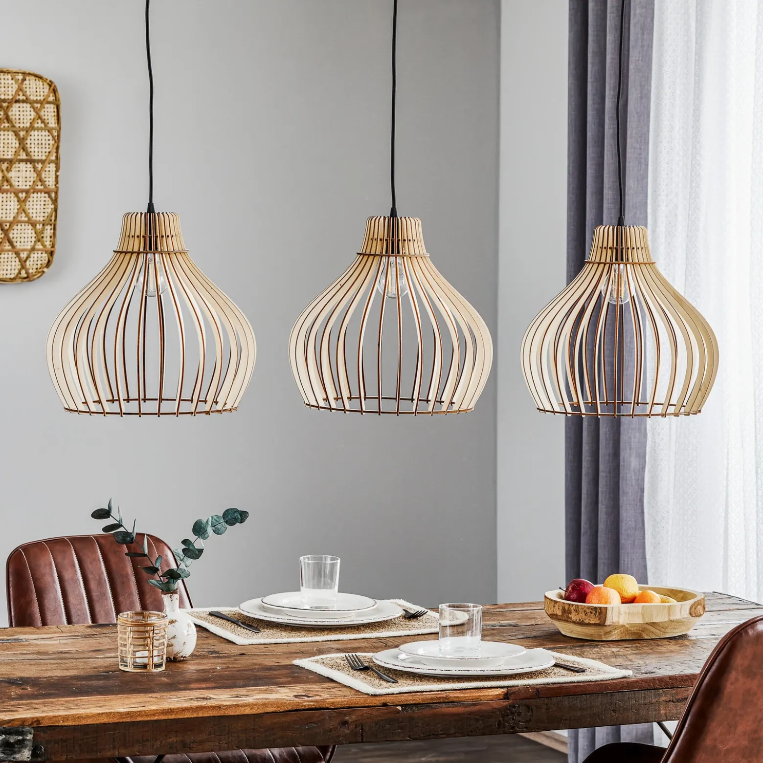 Lámpara colgante Barrel con pantallas de madera, 3 luces, larga