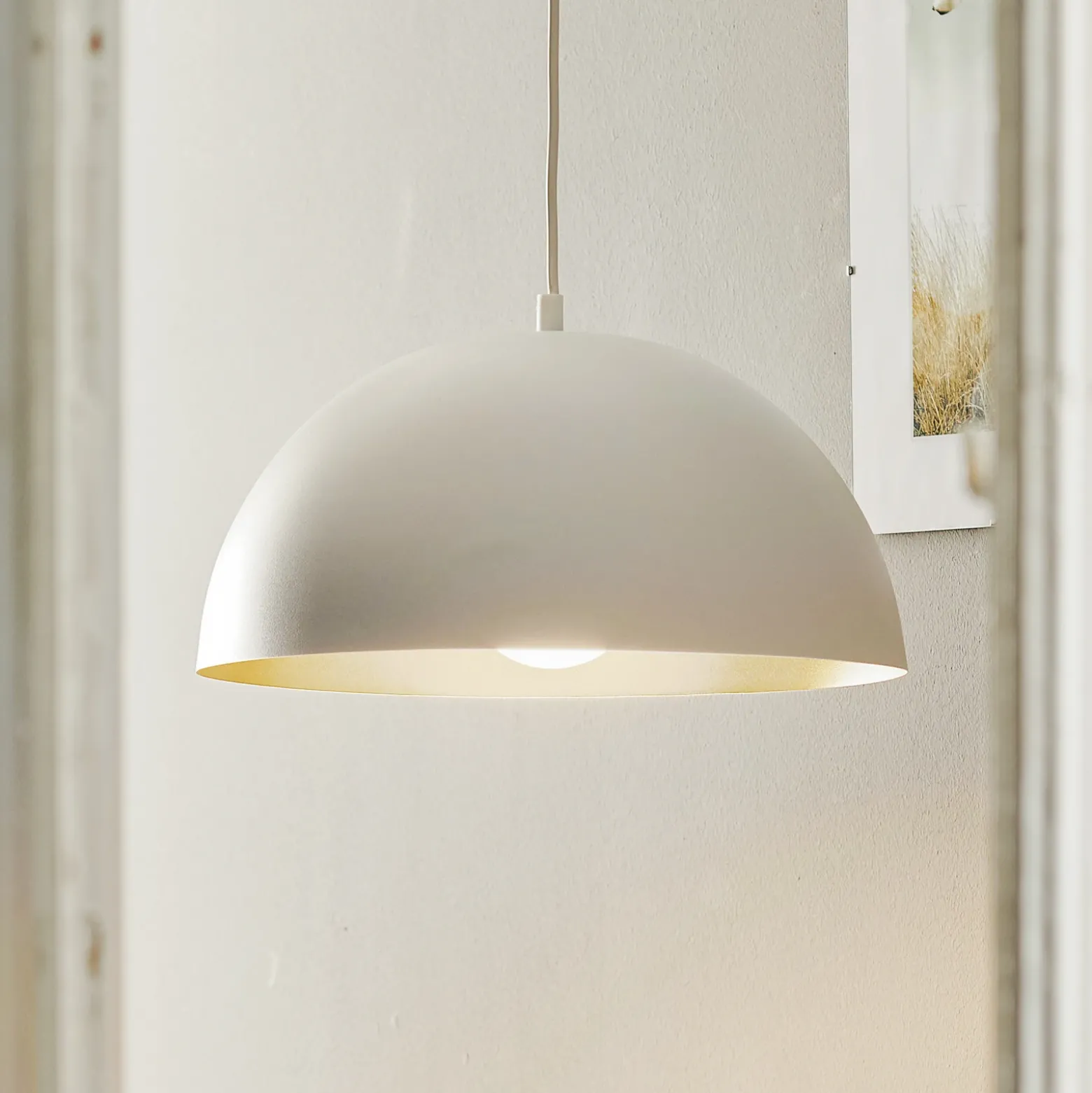 Lámpara colgante Beta en blanco y dorado