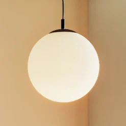 Lámpara colgante 562, cristal mate, capuchón/dosel negro