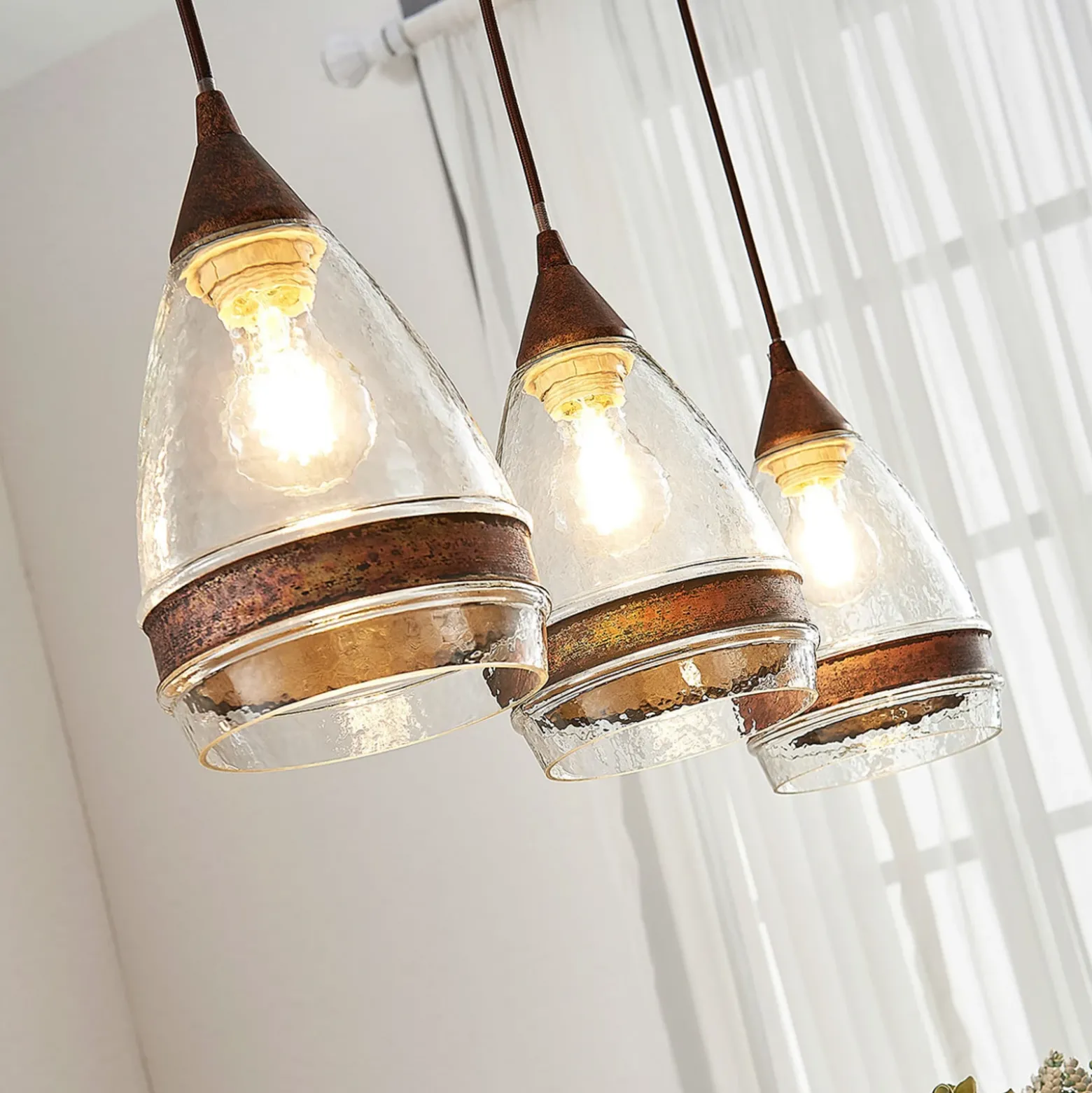 Lámpara colgante de cristal Lindby Millina, 70 cm, marrón óxido, 3 luces.