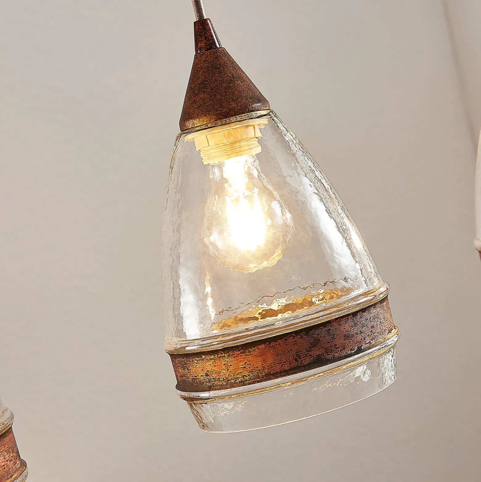 Lámpara colgante de cristal Lindby Millina, 70 cm, marrón óxido, 3 luces.