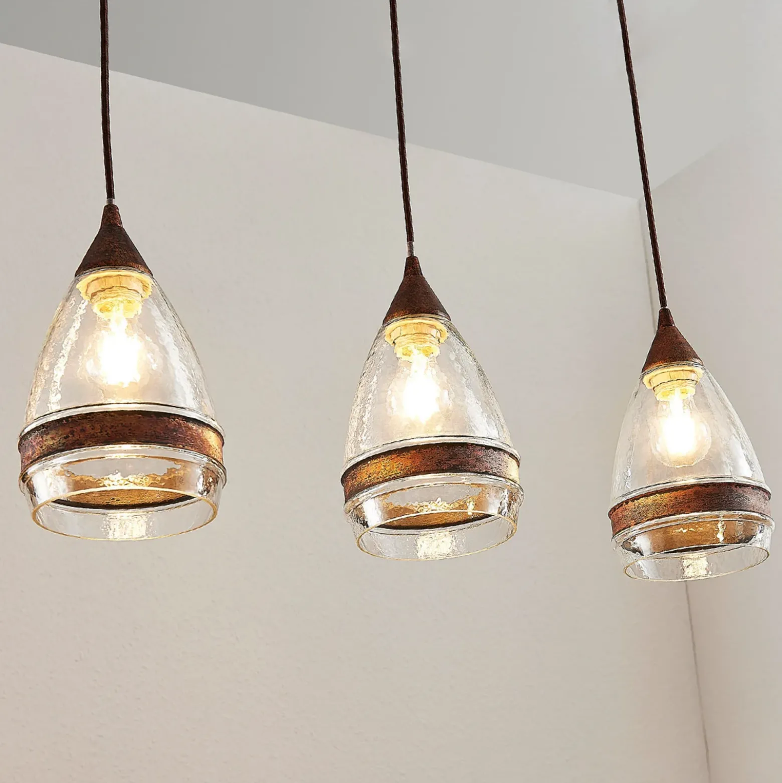 Lámpara colgante de cristal Lindby Millina, 70 cm, marrón óxido, 3 luces.