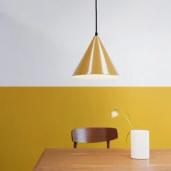 Lámpara colgante Dyberg Larsen Ron en amarillo curry brillante