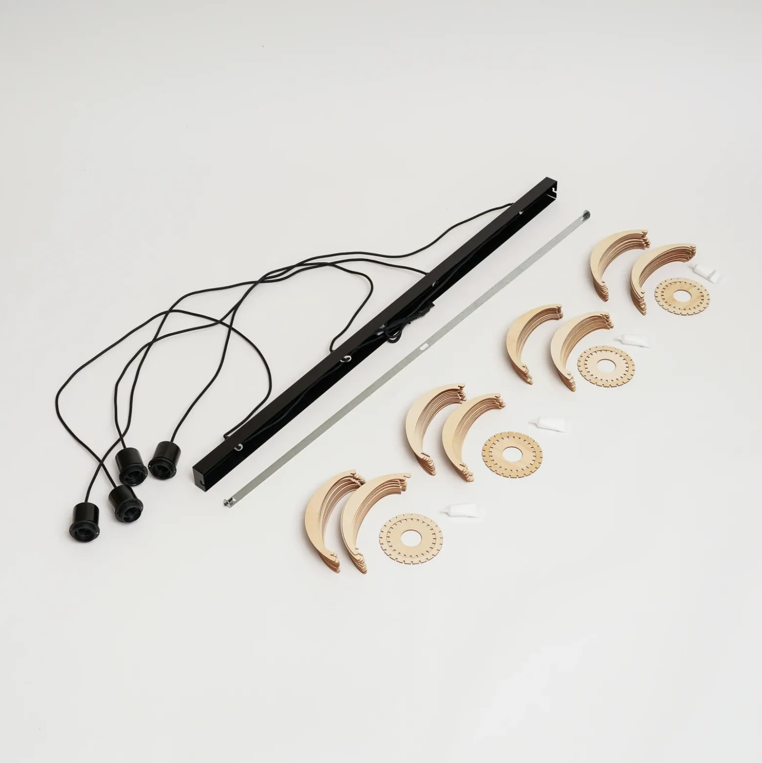 Lámpara colgante Envostar Clay, contrachapado de abedul, 4 luces