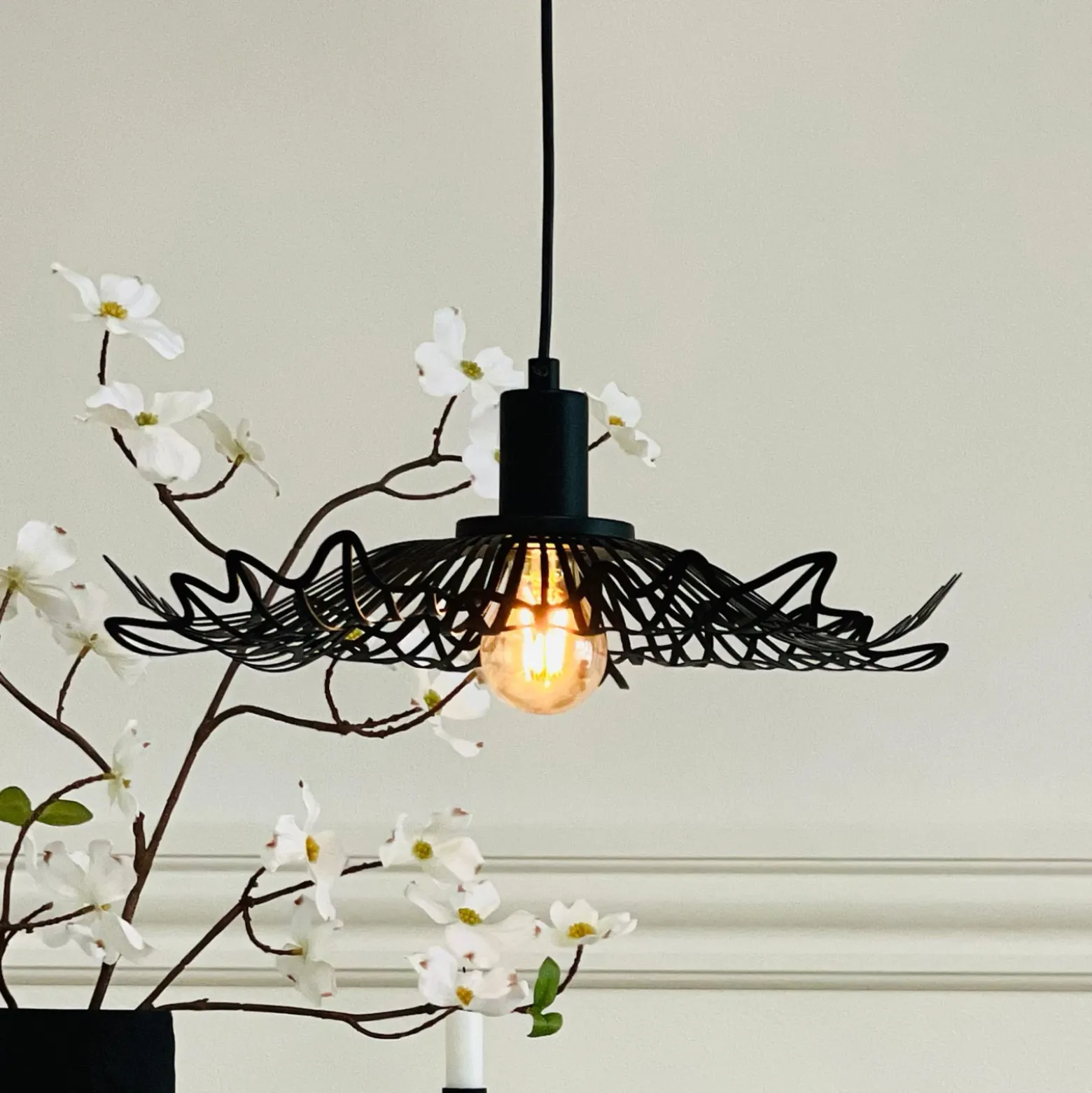 Lámpara colgante Flora de Dyberg Larsen, negro mate, Ø 40 cm, metal