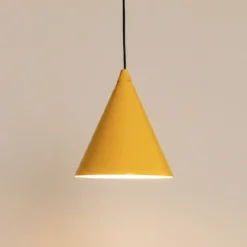 Lámpara colgante Form, amarillo mostaza, metal, Ø 24 cm, forma cónica,