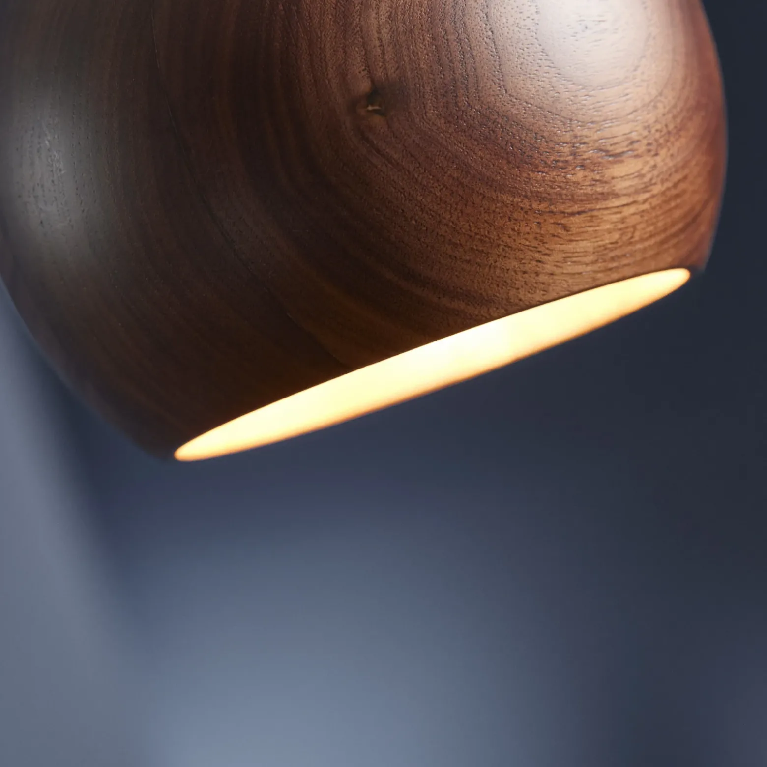 Lámpara colgante FRANDSEN Ball, nogal, Ø 12 cm, madera
