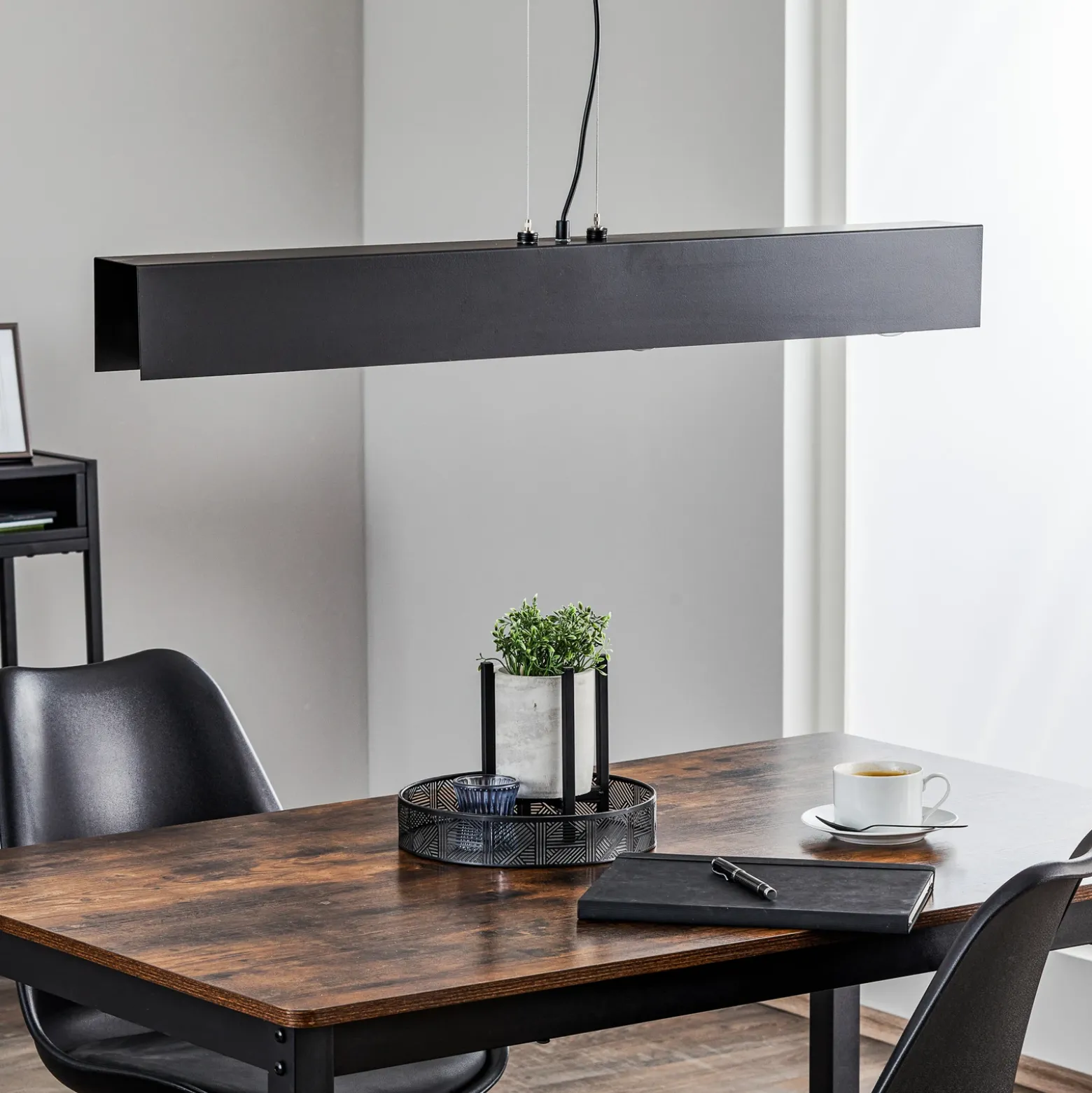 Lámpara colgante Gentor 4, longitud 96 cm en negro