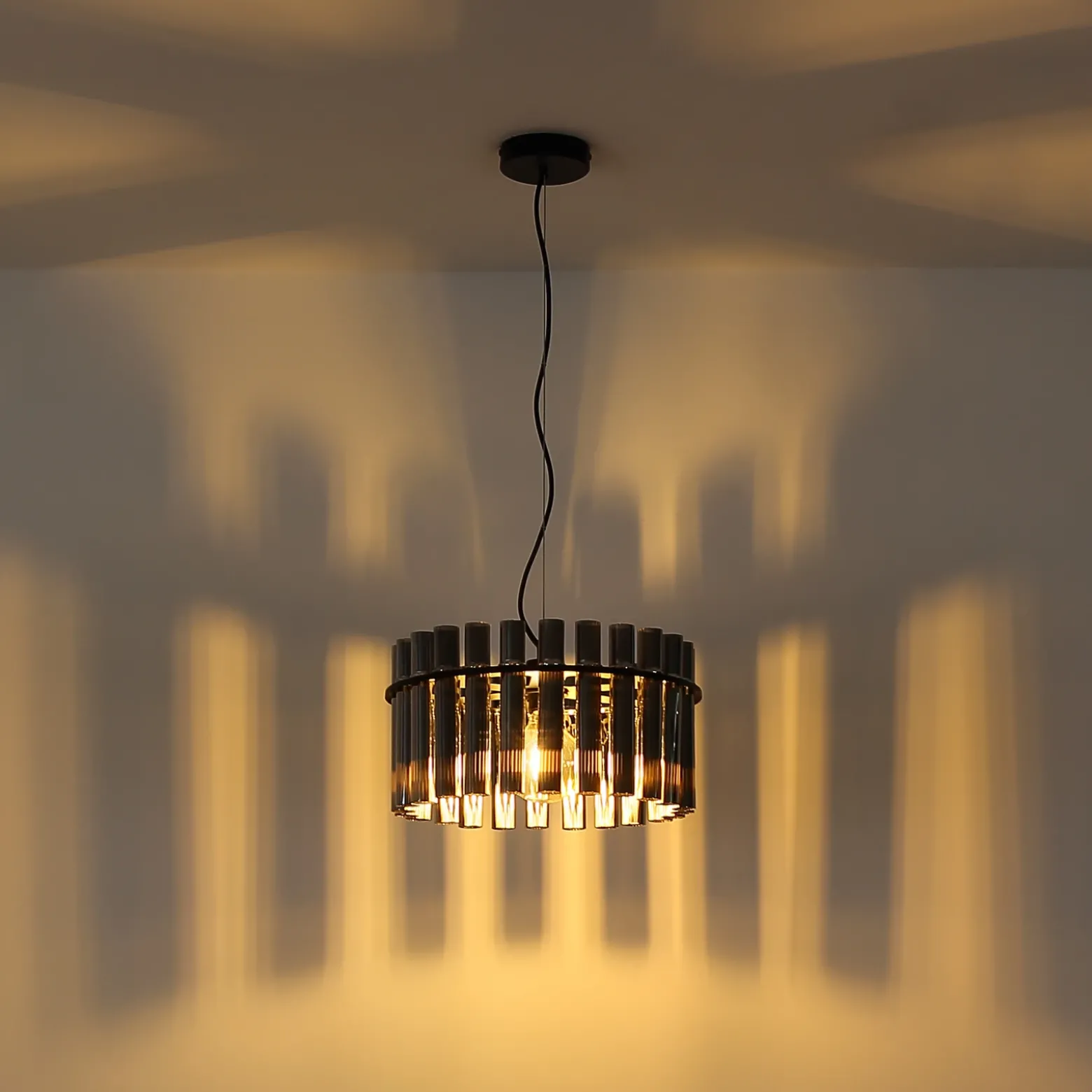 Lámpara colgante Gorley II, gris humo/negro, cristal, 38 cm, E27