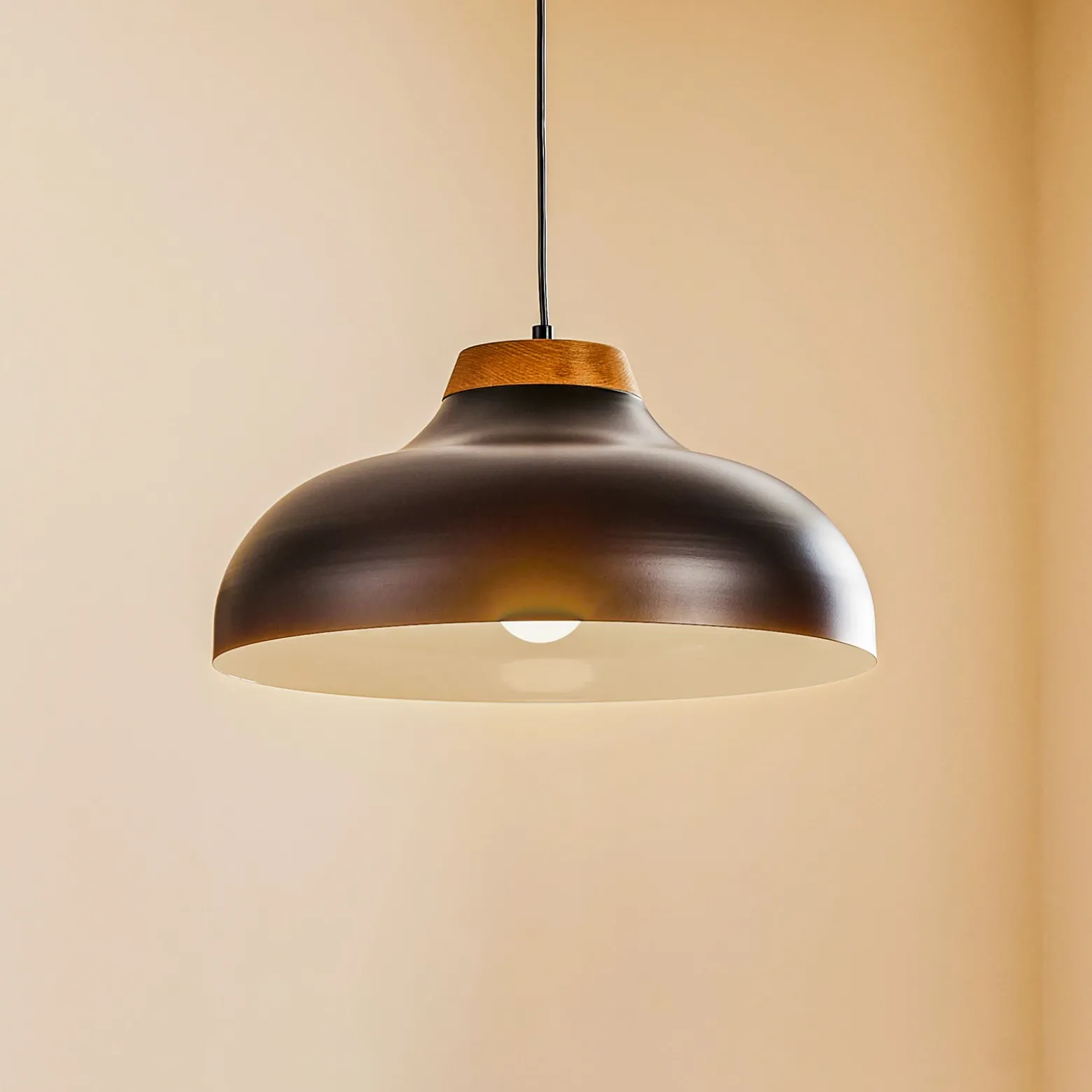 Lámpara colgante Gus con pantalla metálica, negro