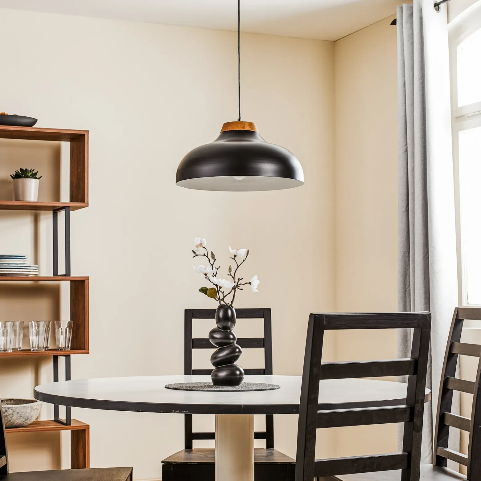 Lámpara colgante Gus con pantalla metálica, negro