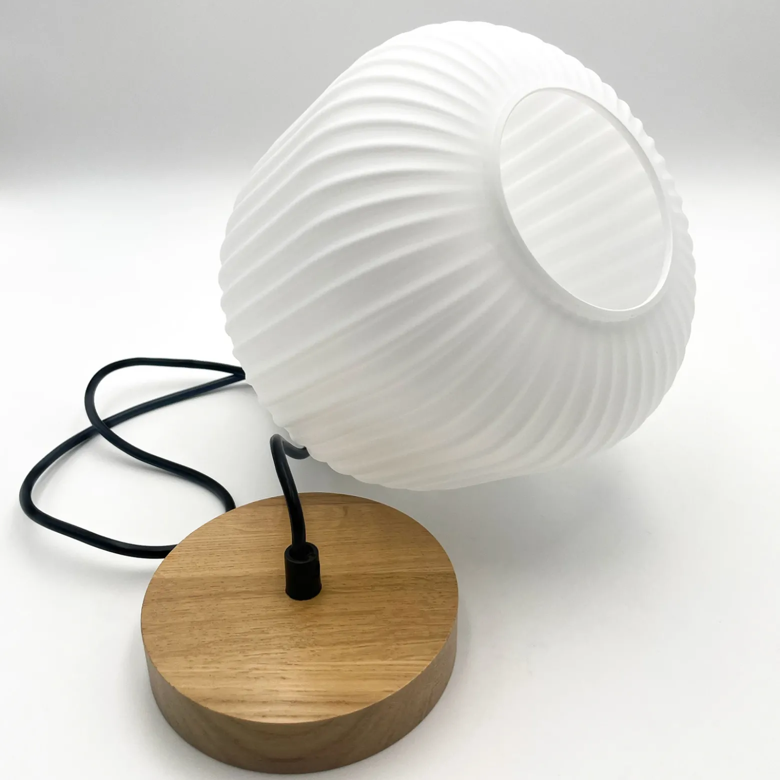 Lámpara colgante Harmony, Ø 20 cm, vidrio opalino, madera de roble, E27