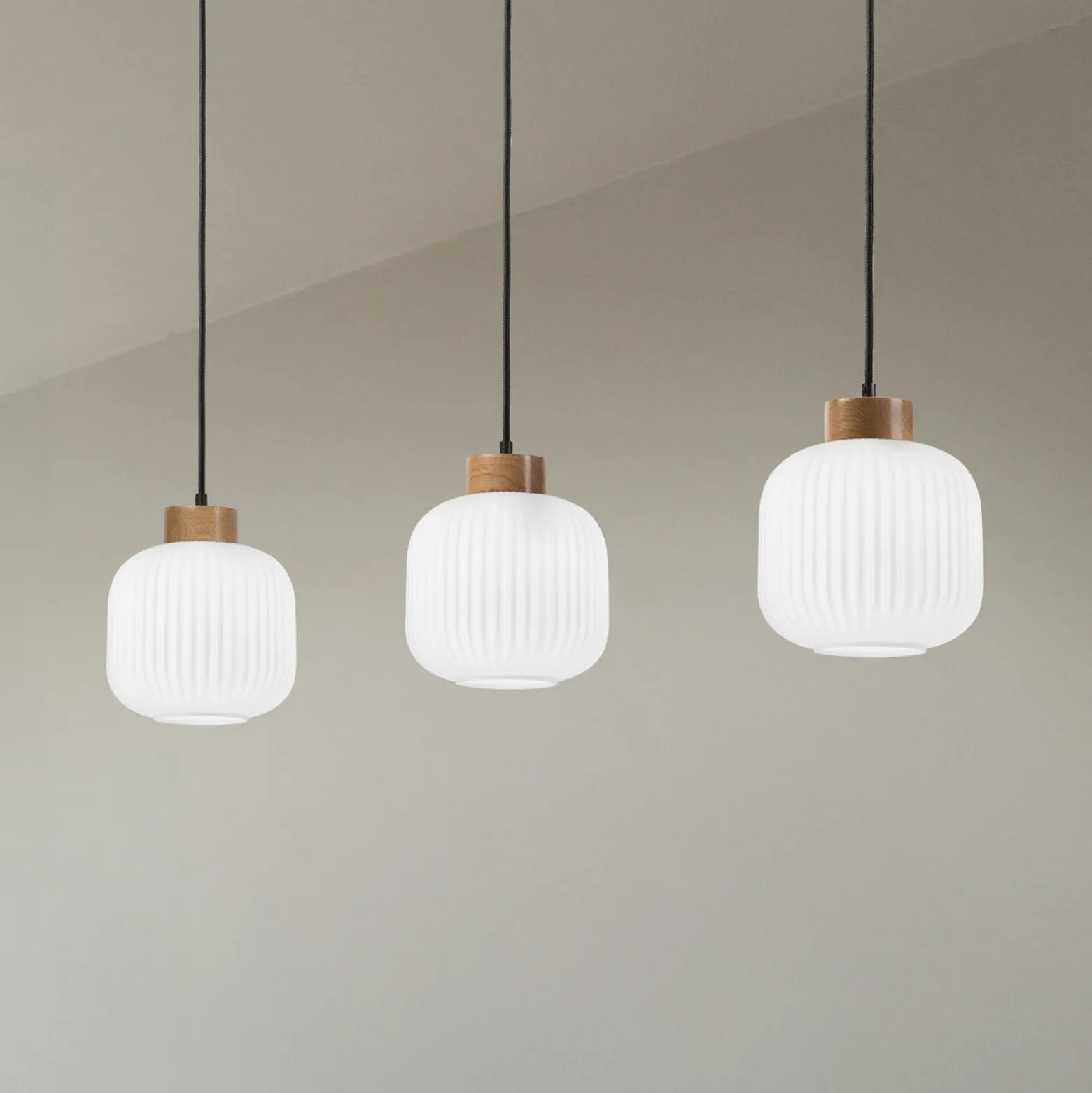 Lámpara colgante Harmony, longitud 110 cm, cristal opal, madera de roble, 3
