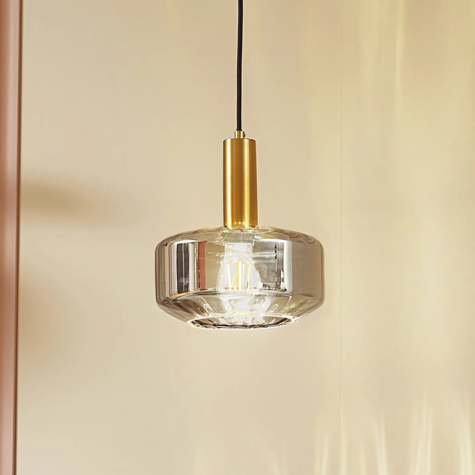 Lámpara colgante Hildur de Lindby, Ø 22 cm, 1 luz, gris humo, cristal