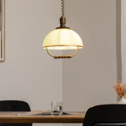 Lámpara colgante Ilsa, blanco/dorado, Ø 30 cm, regulable en altura