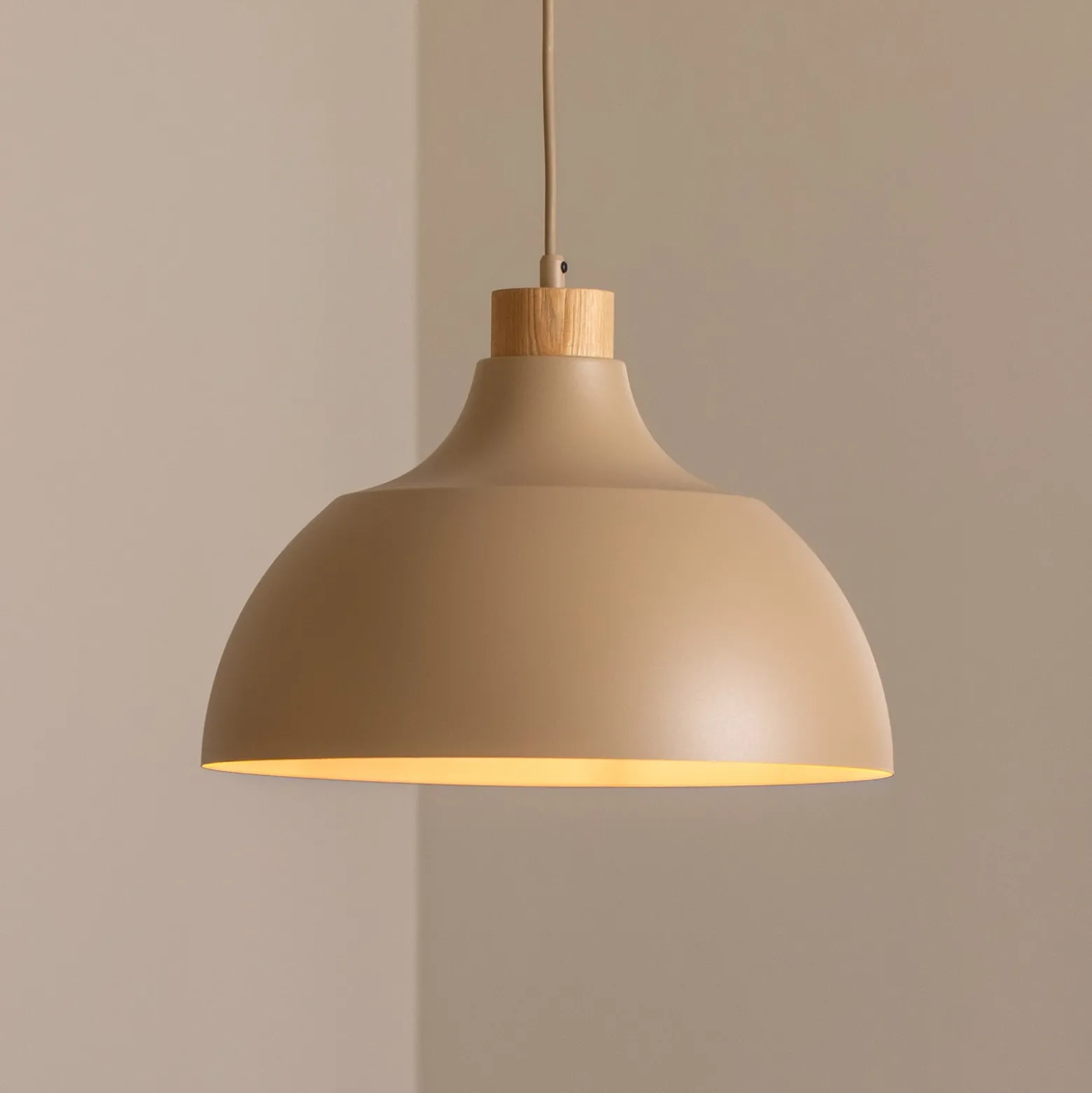 Lámpara colgante Kaitt de Envostar, color arena, Ø 34 cm, detalle de madera