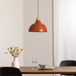 Lámpara colgante Kaitt, rojo teja, Ø 34 cm, detalle de madera