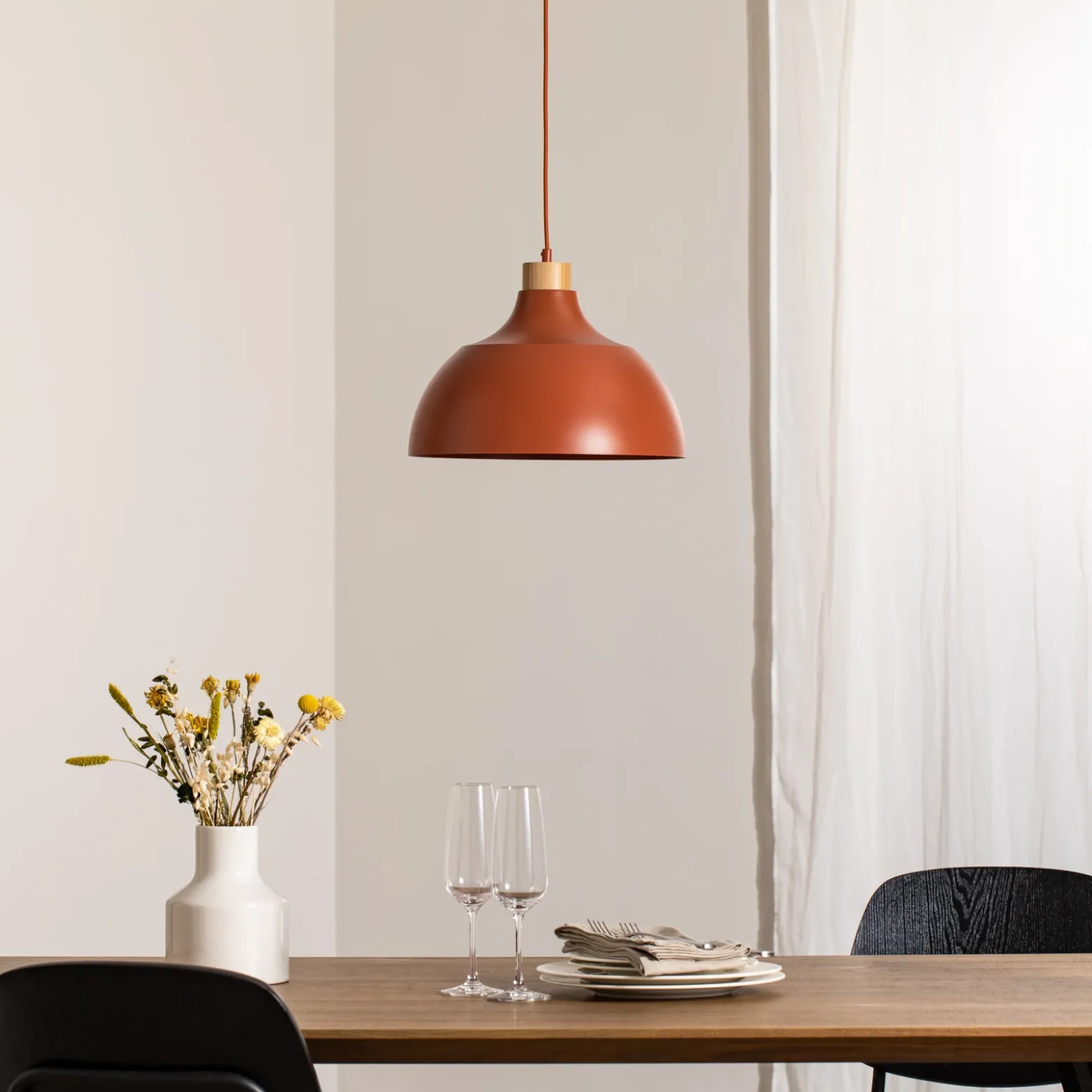 Lámpara colgante Kaitt, rojo teja, Ø 34 cm, detalle de madera