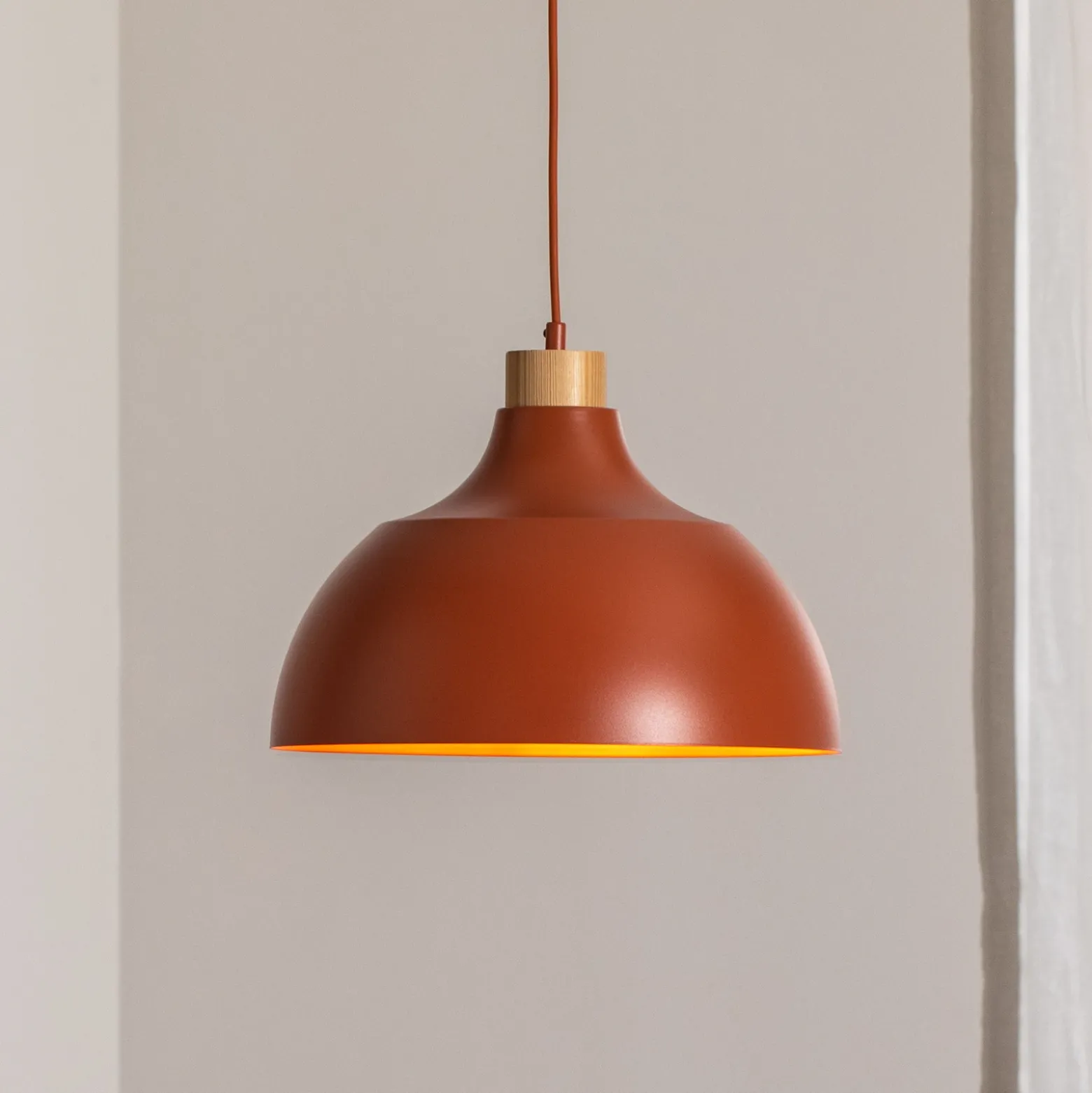 Lámpara colgante Kaitt, rojo teja, Ø 34 cm, detalle de madera